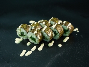 Маки с чукой и ореховым соусом Маки с чукой и ореховым соусом