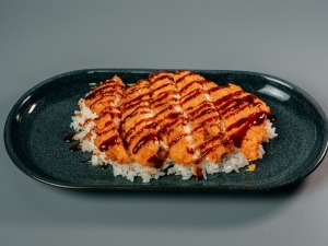 Свинина на рисе с соусом тонкацу Свинина на рисе с соусом тонкацу