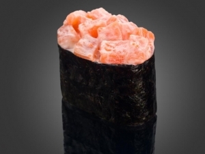 Гункан спайси лосось Гункан спайси лосось