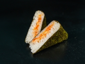 Онигири с лососем Онигири с лососем