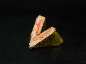 Онигири с тунцом Онигири с тунцом